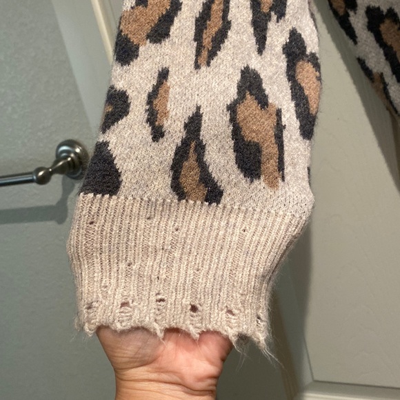 Cheetah print distressed sweater - Picture 4 of 5